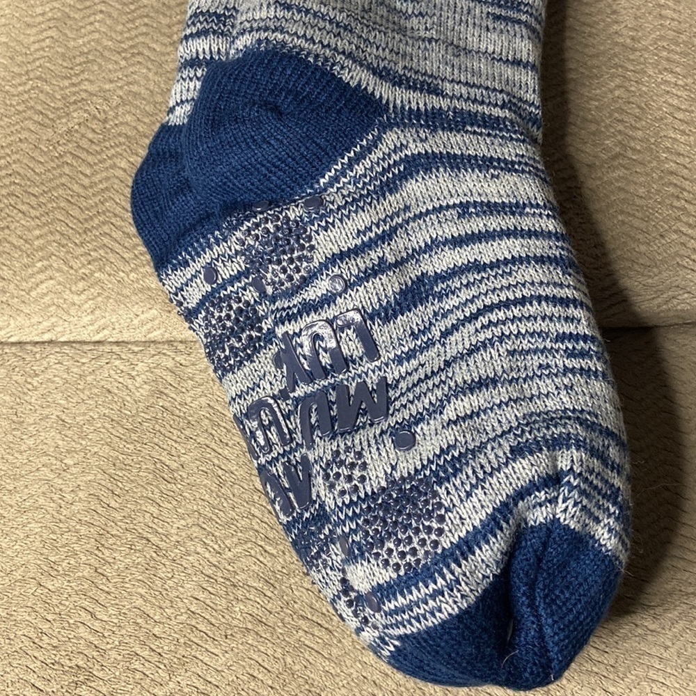 NWT Muk Luks Blue Gray Stripes Treated With Jojoba Oil S/M 6-8 - Picture 4 of 7